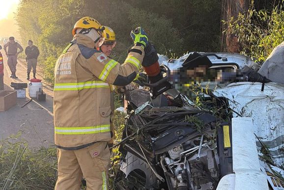 Motorista morre preso &agrave;s ferragens em tombamento de Carreta na rodovia MG-290