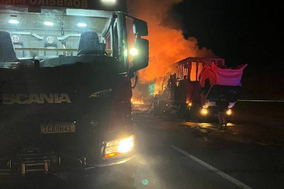 V&iacute;deo: inc&ecirc;ndio destr&oacute;i carga de caminh&atilde;o na Fern&atilde;o Dias e mobiliza bombeiros 