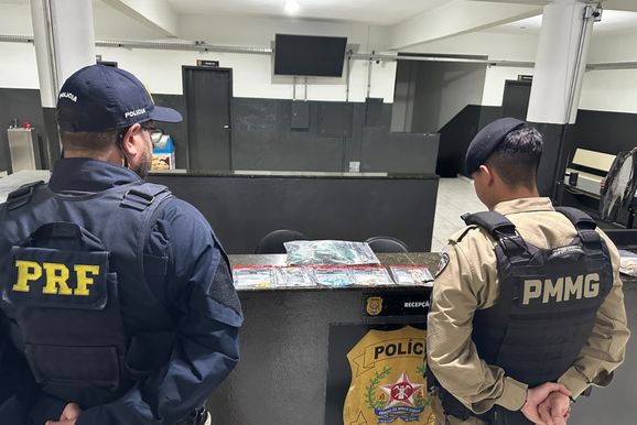 Adolescente &eacute; flagrado em moto transitando com drogas pela rodovia Fern&atilde;o Dias