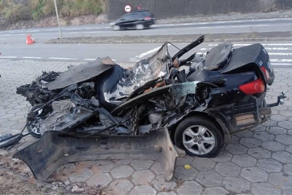 Fam&iacute;lia morre ap&oacute;s carro invadir pista contr&aacute;ria e bater em carreta na Fern&atilde;o Dias