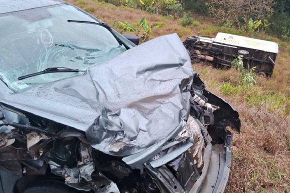 Ba&uacute; invade contram&atilde;o, bate em outro caminh&atilde;o e atinge ve&iacute;culos na rodovia MGC-267