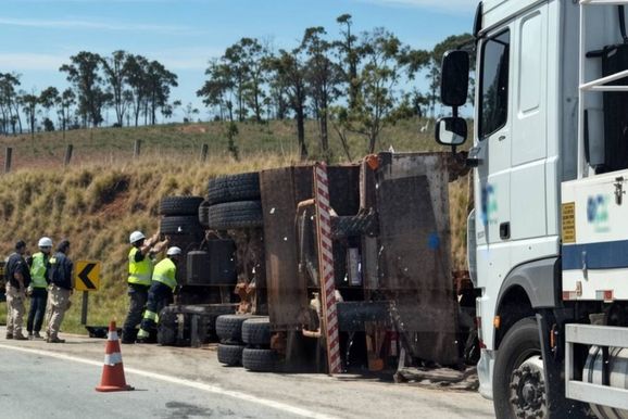 Homem morre ap&oacute;s ser atingido por pe&ccedil;as de madeira de caminh&atilde;o que tombou na BR-459
