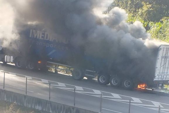 Carreta pega fogo na Fern&atilde;o Dias e motorista consegue sair ileso da cabine em chamas