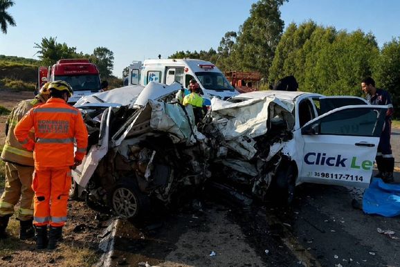 Colis&atilde;o frontal entre carros deixa tr&ecirc;s mortos e dois feridos no Sul de Minas