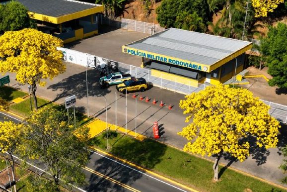Sede da PMRv ganha colorido especial com flora&ccedil;&atilde;o do ip&ecirc;-amarelo no Sul de Minas