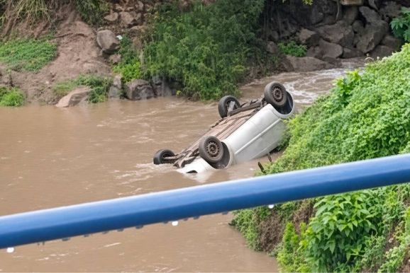 Carro cai nas &aacute;guas do rio Sapuca&iacute; ao deixar estacionamento de com&eacute;rcio em Itajub&aacute;