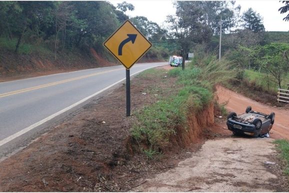 Carro capota em barranco e fere mulher e crian&ccedil;a em rodovia de Cachoeira de Minas