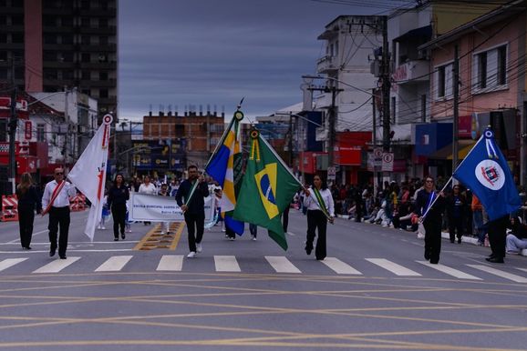Milhares de pessoas assistem o desfile c&iacute;vico de 7 de Setembro em Pouso Alegre