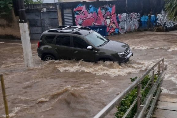 Temporal provoca alagamentos e transtornos em Pouso Alegre nesta quarta-feira