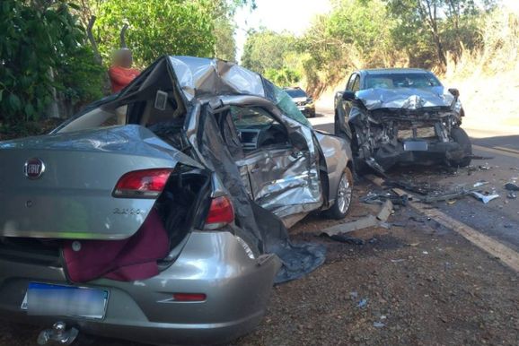 Trag&eacute;dia em rodovia sul-mineira: Siena bate em caminhonete e quatro pessoas morrem