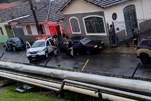 Ve&iacute;culo em fuga &eacute; interceptado pela PM. Houve resist&ecirc;ncia e tiros. Veja o v&iacute;deo