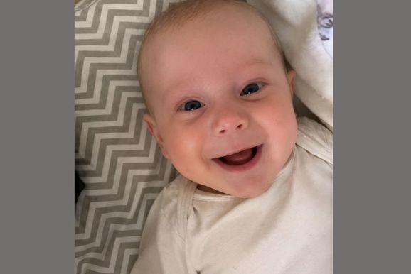 V&Iacute;DEO: Beb&ecirc; de tr&ecirc;s meses viraliza ao &lsquo;responder&rsquo; o bom dia da irm&atilde; em Pouso Alegre&nbsp;