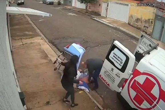 V&iacute;deo: Paciente cai da maca ao ser levado para ambul&acirc;ncia  em cidade sul-mineira