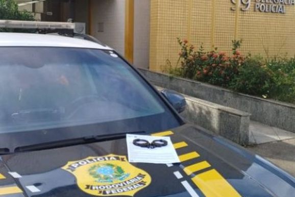 Motorista com mandado de pris&atilde;o em aberto &eacute; detido pela PRF na Dutra, em Itatiaia