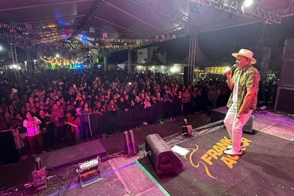 Cantor Frank Aguiar encerra Festival Nordestino de Itatiaia com grande p&uacute;blico
