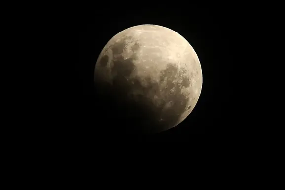 Eclipse lunar parcial poder&aacute; ser visto na madrugada desta sexta-feira; veja hor&aacute;rios