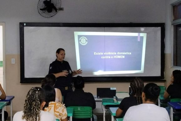 GCM realiza palestra do Agosto Lil&aacute;s em escola de Rio das Pedras