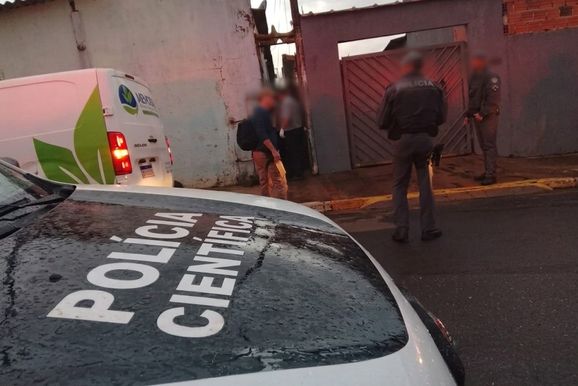 Homem &eacute; encontrado morto dentro de casa em Rio das Pedras