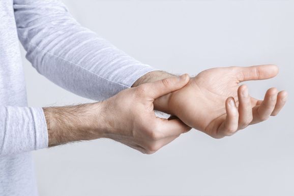 Dor no pesco&ccedil;o e formigamento nas m&atilde;os: entenda as causas e como a osteopatia pode ajudar