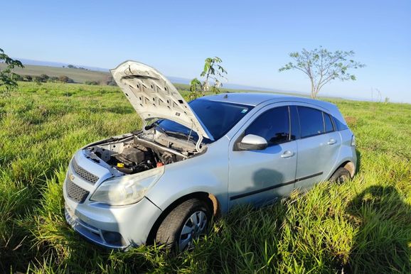 GCM localiza carro com registro de furto em &aacute;rea verde de Rio das Pedras