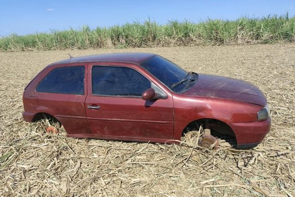 Guarda Civil encontra carro furtado abandonado em canavial de Rio das Pedras