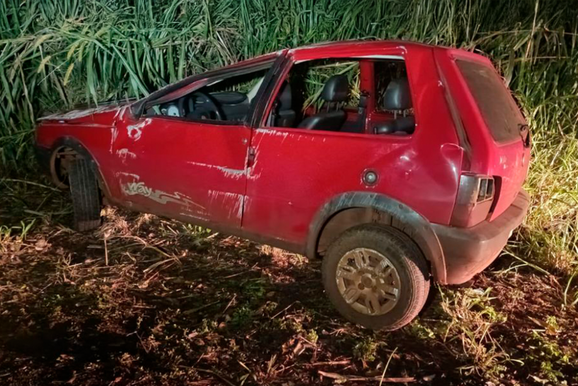 Fiat Uno capota em estrada rural e motorista &eacute; levado ao hospital