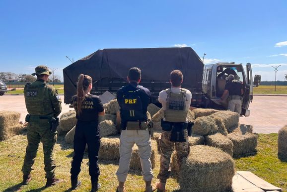For&ccedil;as policiais apreendem 15000 pacotes de cigarros contrabandeados na regi&atilde;o