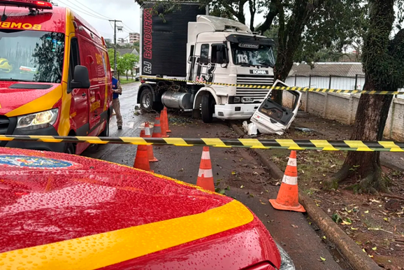 Trabalhador morre ap&oacute;s ser esmagado por caminh&atilde;o guincho durante remo&ccedil;&atilde;o de ve&iacute;culo 