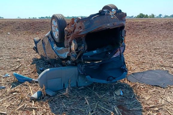 Acidente envolvendo com tr&ecirc;s carros deixa gestante ferida ap&oacute;s capotamento