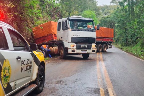 Carreta volta de r&eacute; na Serra de Diamante e motorista faz manobra para evitar acidente
