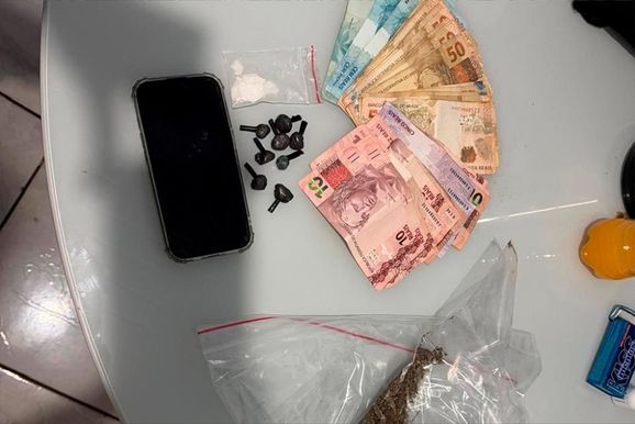 Denarc cumpre cinco mandados de busca e apreens&atilde;o e prende homem de 20 anos em flagrante