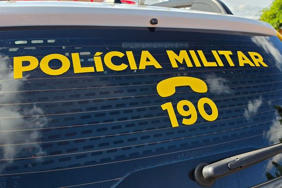 Dupla &eacute; presa com drogas ap&oacute;s tentativa de descarte durante abordagem em &aacute;rea rural