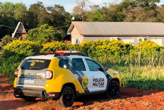 Homem faz fam&iacute;lias ref&eacute;ns, troca tiros com policiais e foge para mata em Santa Helena