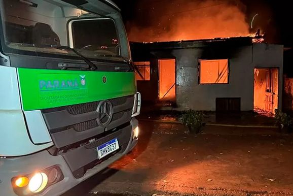 Inc&ecirc;ndio de grandes propor&ccedil;&otilde;es destr&oacute;i resid&ecirc;ncia na regi&atilde;o
