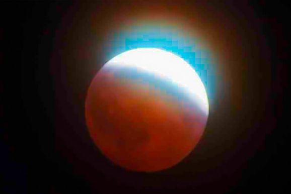 Lua quase desaparece no c&eacute;u e eclipse encanta observadores na madrugada