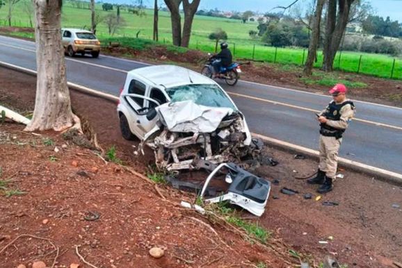 Motorista fica ferido ap&oacute;s carro sair da pista e ser atingido por caminh&atilde;o na regi&atilde;o