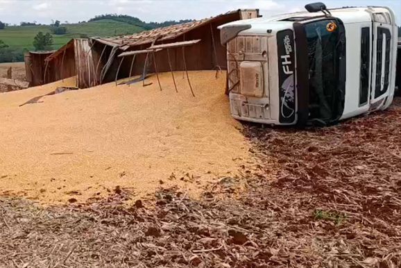 Carreta com 35 toneladas de milho tomba em estrada rural na regi&atilde;o