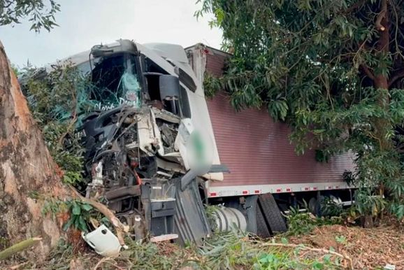 Carreta sai da pista, atinge &aacute;rvore e tem cabine destru&iacute;da em grave acidente