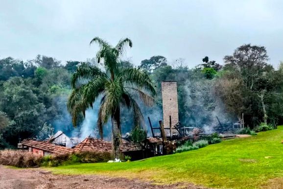 Celeiro Peixes e Companhia em Toledo &eacute; completamente destru&iacute;do por inc&ecirc;ndio 