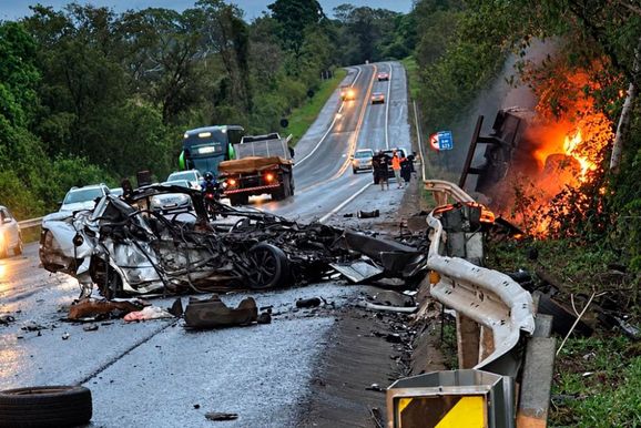 Colis&atilde;o entre quatro ve&iacute;culos termina com um morto e caminh&atilde;o destru&iacute;do pelo fogo