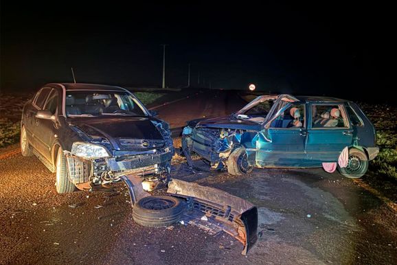 Colis&atilde;o frontal entre dois carros deixa cinco pessoas feridas na PR-364