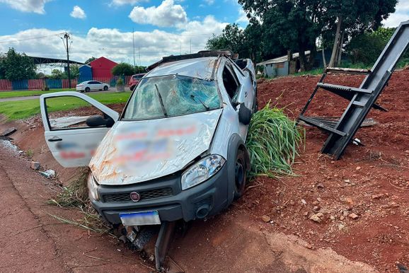 Fiat Strada carregada com vidros capota e sai da pista em Missal