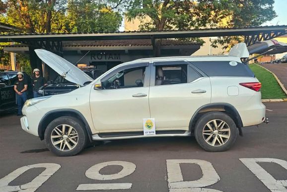 Hilux furtada &eacute; recuperada pela PM e motorista confessa que levaria ve&iacute;culo ao Paraguai