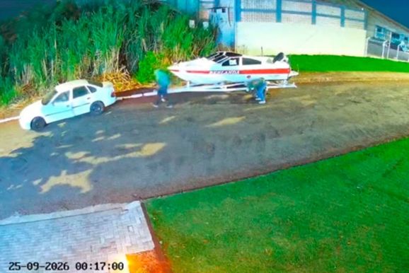 Lancha &eacute; furtada durante a madrugada em frente a resid&ecirc;ncia; a&ccedil;&atilde;o &eacute; registrada por c&acirc;meras