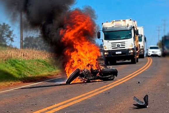 Motocicleta pega fogo ap&oacute;s colis&atilde;o frontal que deixa jovem gravemente ferido