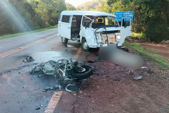 Motociclista de 22 anos morre ap&oacute;s colis&atilde;o com Kombi na regi&atilde;o