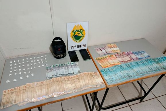 PM apreende mais de R$ 18 mil, al&eacute;m de coca&iacute;na e celulares ap&oacute;s den&uacute;ncia de tr&aacute;fico