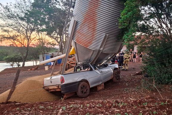 Saveiro bate em silo e deixa dois homens presos &agrave;s ferragens na regi&atilde;o