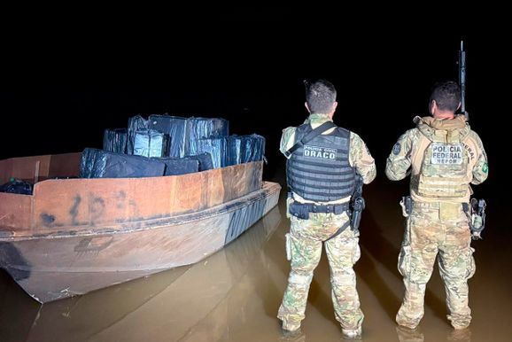 Barco com cigarros contrabandeados do Paraguai &eacute; apreendido no Lago de Itaipu