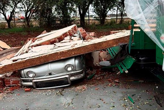Barrac&atilde;o da fam&iacute;lia Sperafico desaba no temporal e destr&oacute;i cole&ccedil;&atilde;o de carros cl&aacute;ssicos
